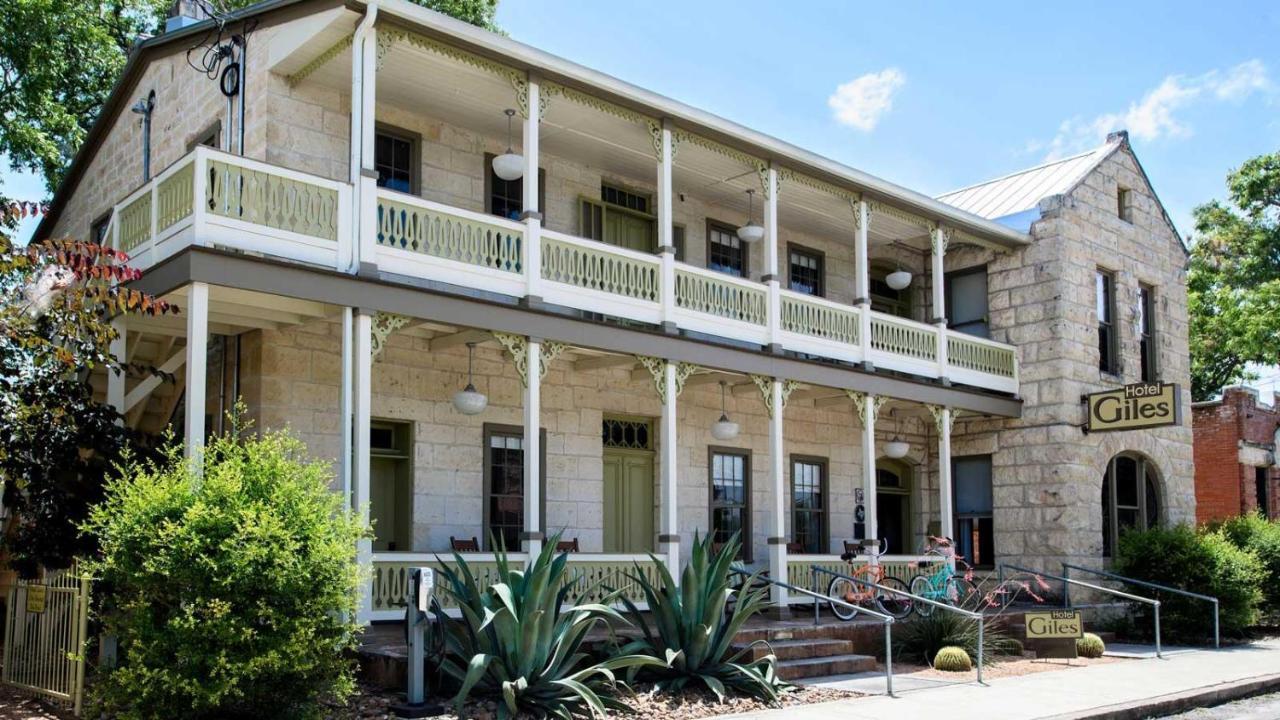 Giles Hotel *